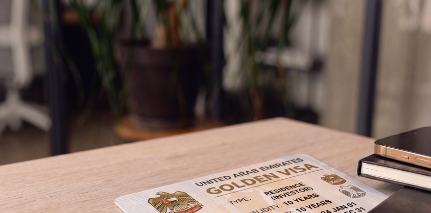 Karta Golden Visa ZEA na stole