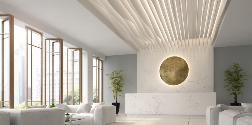 Jasne lobby apartamentowca z wysokimi oknami